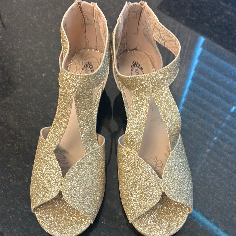 Joyfolie girls size 6 gold heals new
